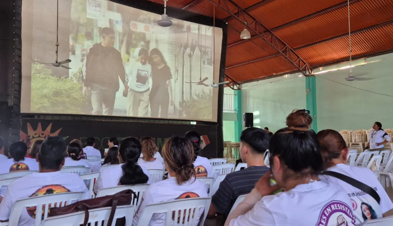 Fotografía de las personas durante la proyección 