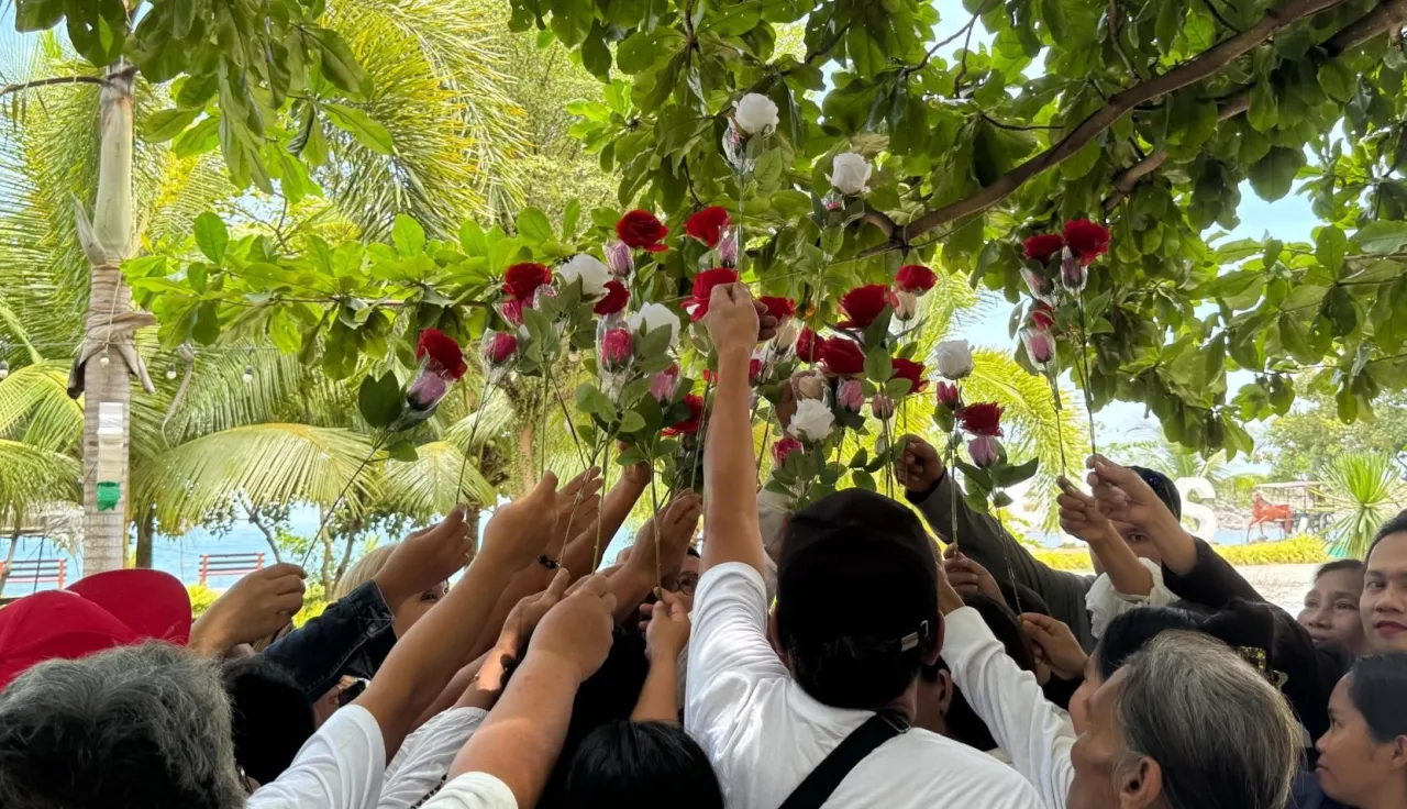 Families in Marawi raise flowers in honour of missing kin