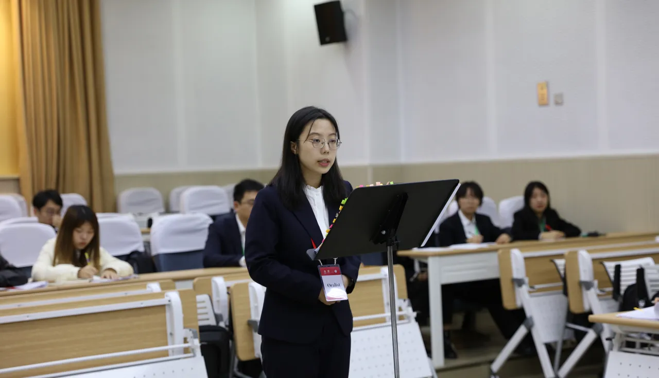 在2023年第十七届红十字国际人道法模拟法庭竞赛，初赛阶段于润田在回答法官的提问。