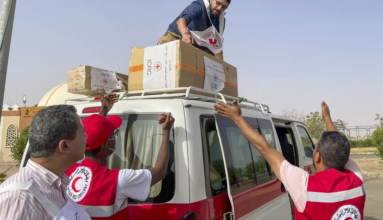 Aswan. The ICRC donates electronic and logistic equipment to the Egyptian Red Crescent in order to help the people coming from Sudan to stay in contact with their relatives. 