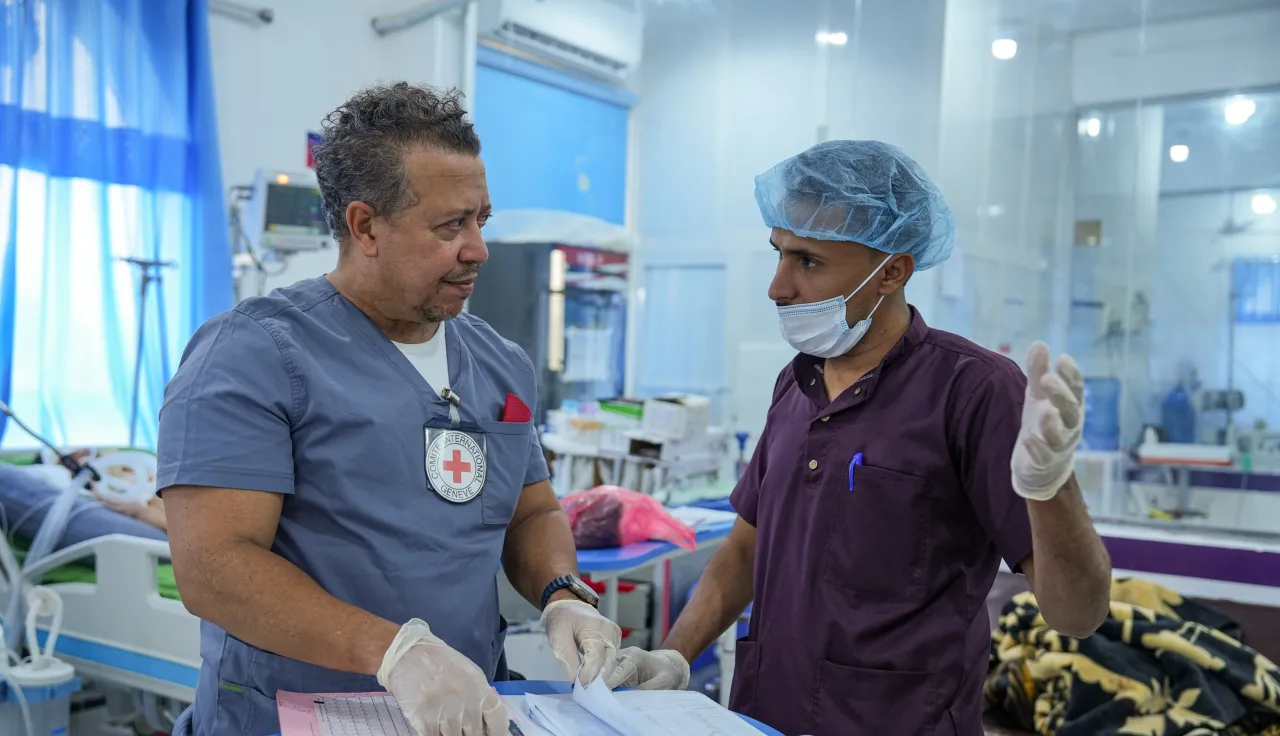 An ICRC surgical doctor working with Marib General Hospital medical staff. 23 September 2026