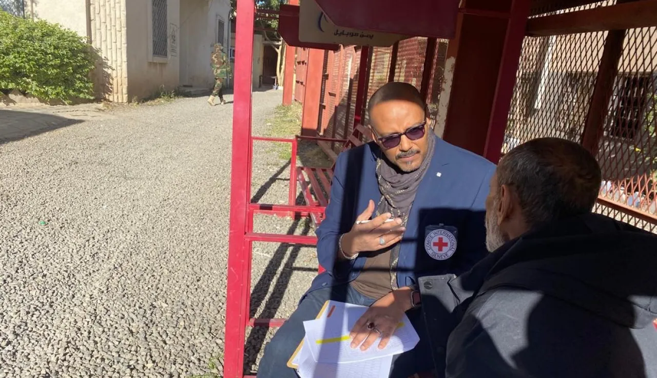 ICRC speaking to released detainee in Yemen during release operation
