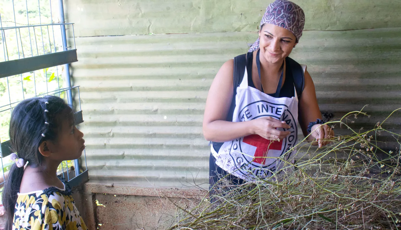 Una delegada del CICR dialoga con una niña de la comunidad en Venezuela.