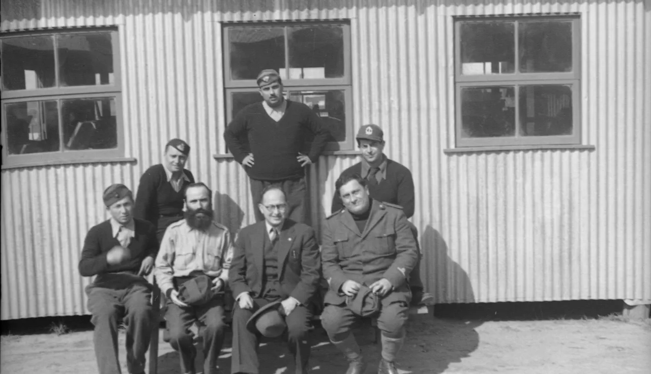 1942年，澳大利亚考拉（Cowra）的拘留营，红十字国际委员会代表乔治•莫雷尔博士（前排中间）与被拘留者合影。