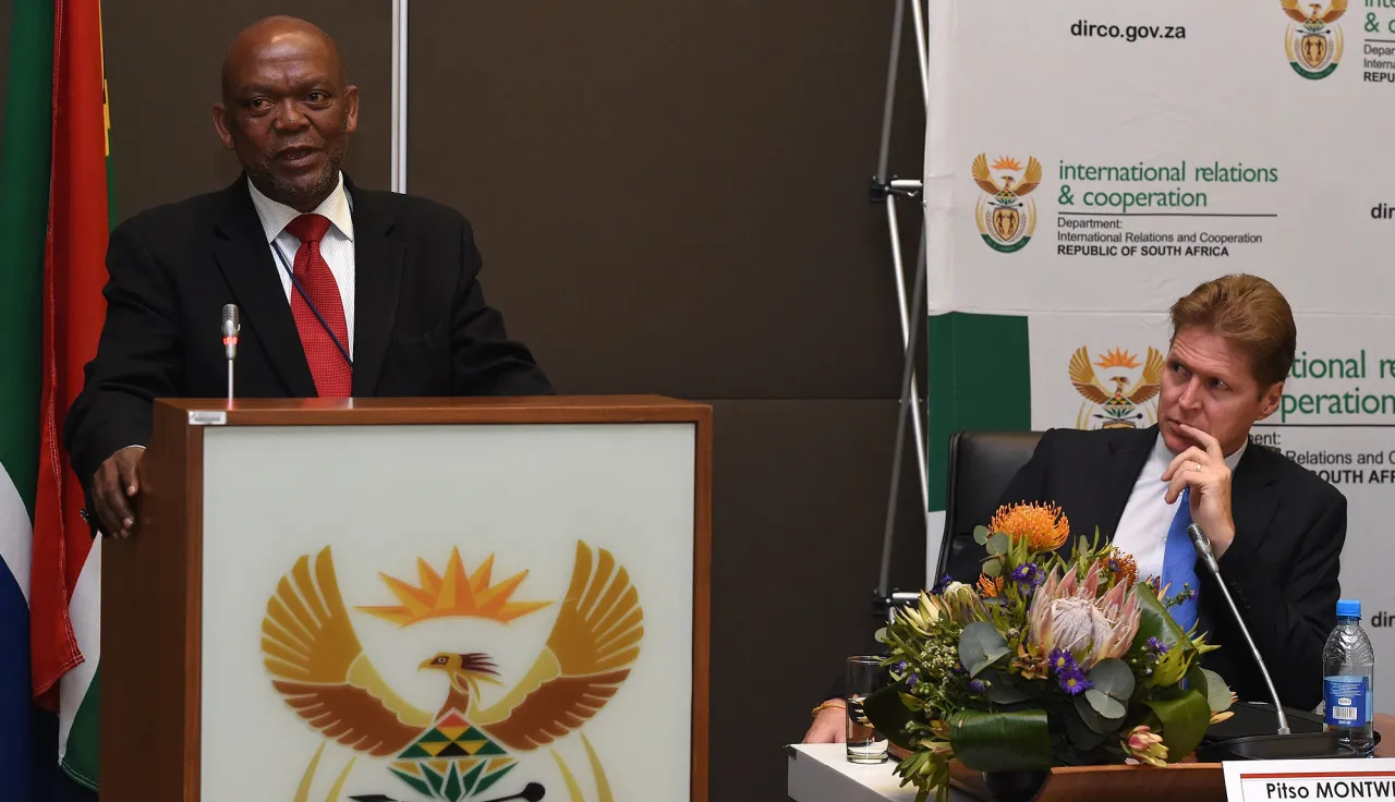 南非国际关系与合作部人权和人道事务司司长皮特索•蒙特韦致开幕辞，红十字国际委员会比勒陀利亚地区代表处主任于尔格•埃格林在一旁观看。