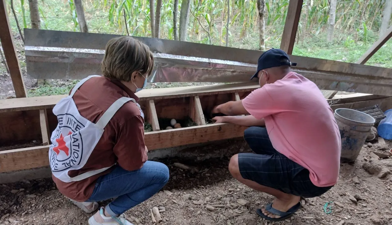 ICRC delegate talking to a man in Honduras.