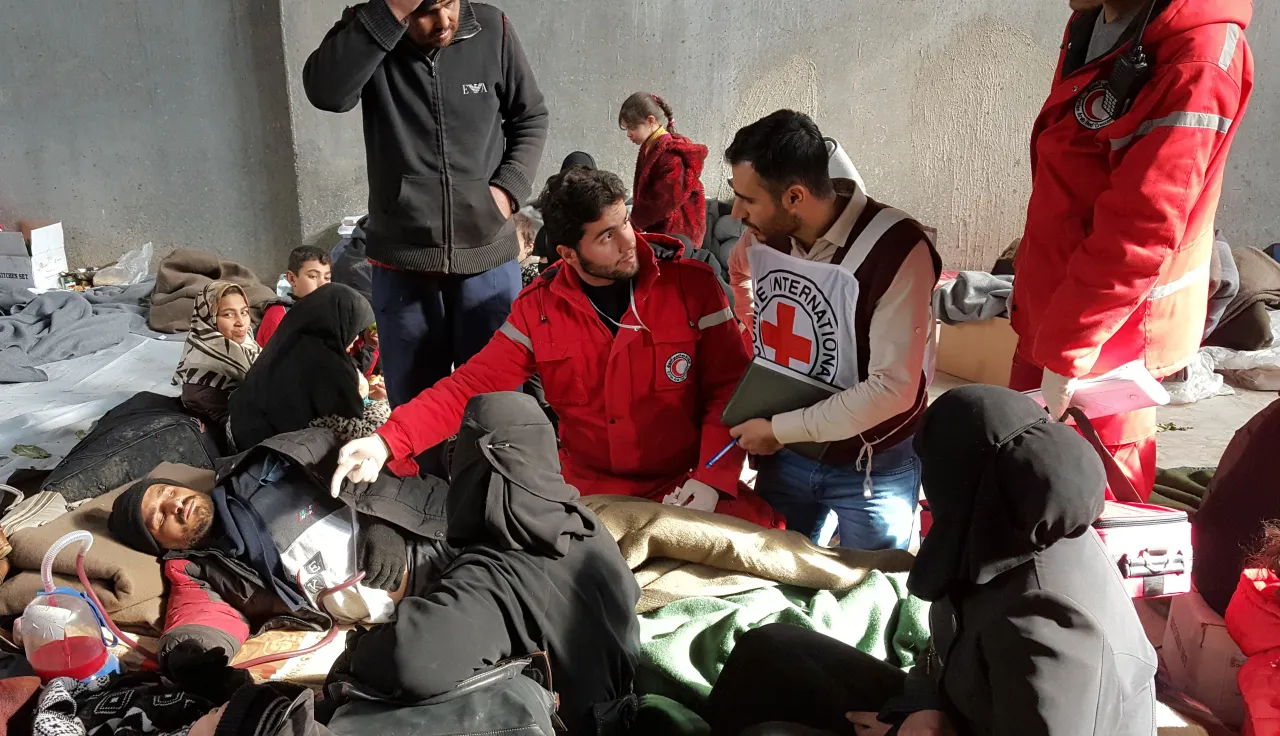 The ICRC and the Syrian Arab Red Crescent assess the needs of people who gathered in collective shelters after fleeing fighting in the region of Aleppo, Syria (2016).
