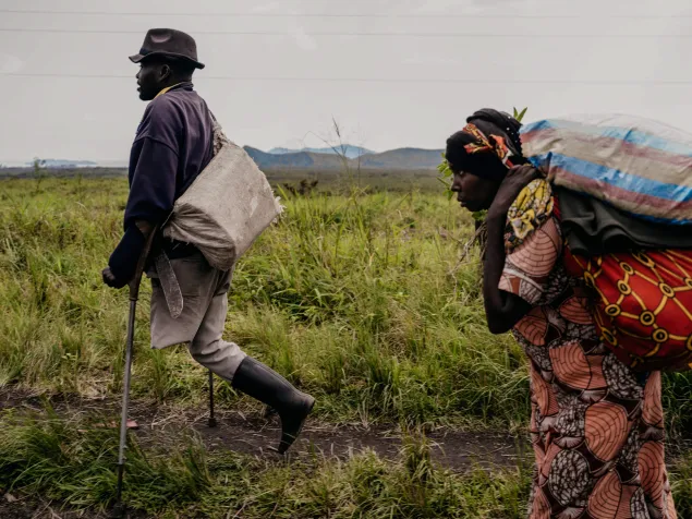 Una familia huye hacia la ciudad de Goma. Podían oírse impactos de artillería detrás de los civiles mientras huían. 