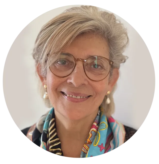 Portrait du CICR d'Anjos Sapina, nouveau membre élu de l'Assemblée, souriant et portant des lunettes