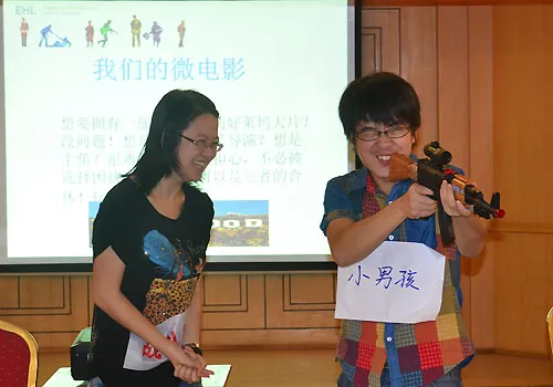 学员通过自编自导的微电影，亲身体验国际人道法在实际中的运用。
