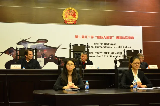 前南刑庭法官刘大群（中）担任比赛终审法官。