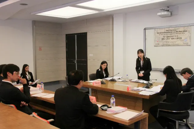 12月7日， 吉林大学， 来自中国政法大学的选手黄婷立在四分之一决赛上作为控方代表发言。