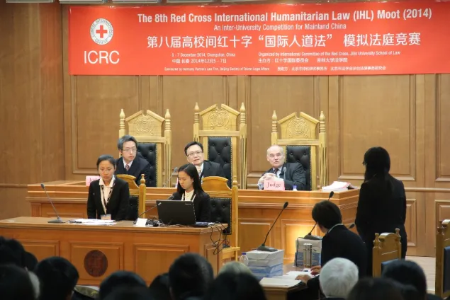 12月7日，吉林大学，第八届红十字"国际人道法"模拟法庭竞赛季军赛现场。 辩控双方分别来自上海交通大学和上海复旦大学。