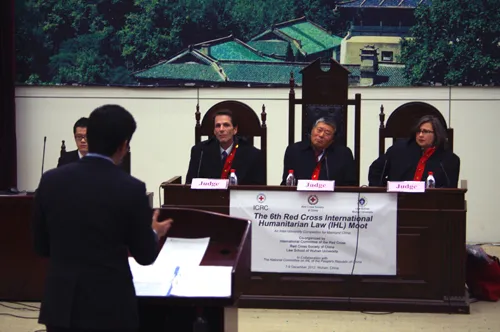 2012年12月9日, 在模拟法庭竞赛的决赛上，北京大学队的队员作为辩方在法官面前进行陈述。 