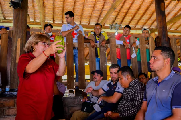 Productores de cacao están reunidos con el personal del CICR.