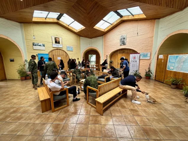 Jóvenes vestidos en un juego de roles interactúan en una sala.