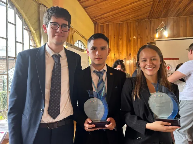 Jóvenes muestran sus trofeos de ganadores del concurso.