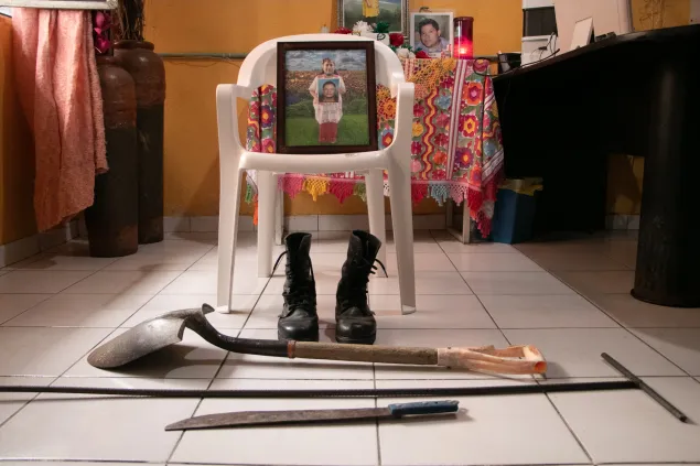 En una silla está el retrato de la señora Lupita y en el suelo sus botas y pala, elementos que utilizaba en las búsquedas.