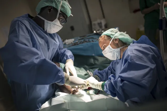 Akobo, county hospital. An ICRC surgeon operates a patient who was shot in the leg.