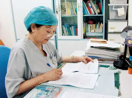 正在查阅专业资料的刘淑媛。 