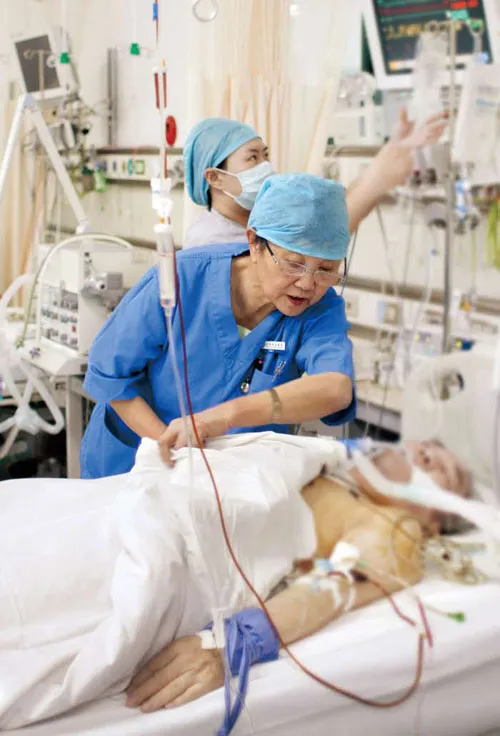 如今68岁的刘淑媛依然战斗在临床第一线。 