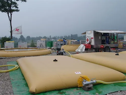 红十字紧急应对小组的净水系统工程为当地群众提供洁净饮用水。