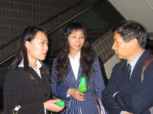 中国人民大学朱文奇教授指导他的学生紧张备赛。