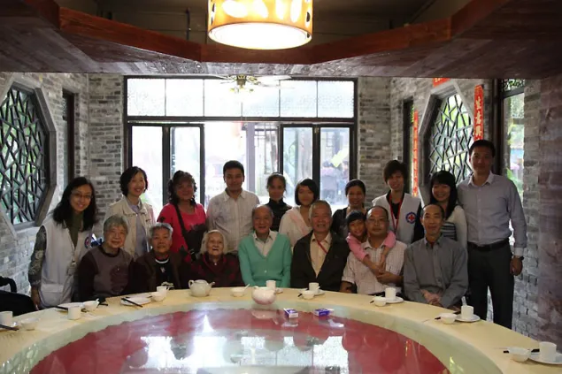 在香港红十字会寻人服务的协助下，雷氏一家终于拍下这张全家幅。