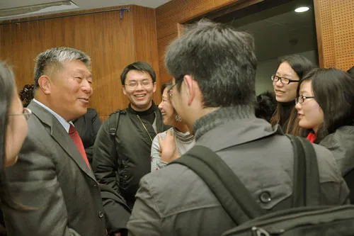 2010年国际人道法模拟法庭竞赛在北京的人民大学法学院举行。在国际人道法讲座之后,刘大群法官与法律专业学生交谈。