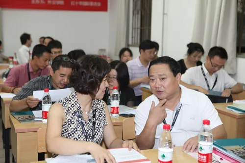 来自浙江理工大学的盛红生教授（右）和来自西安政治学院的薛茹教授在课间进行交流。