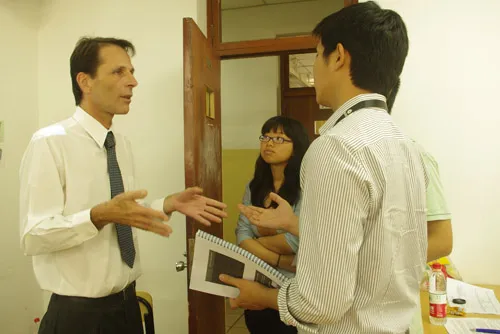 来自北京大学的同学们就“战地救护面临危险”这一项目向红十字国际委员会法律顾问德加涅先生提问。