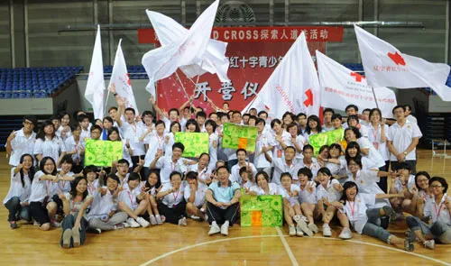 探索人道法活动结束后，营员们高兴地合影留念。该活动旨在通过互动方式向同学们介绍国际人道法。19岁的丁星月来自上海，她说：“这是一次很棒的经历，活动非常有新意……我觉得这种学习方法很好。在当今国际局势下，我认为非常有必要在年轻人中推广国际人道法。” 