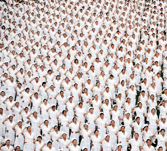 3000余名中国护理专业学生戴上洁白的燕帽，宣读南丁格尔誓言。 