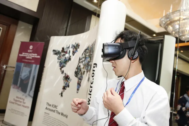 A participant of the first Asian and Pacific Conference on prison health organized by the ICRC experiences a virtual reality device. S.N./ICRC A participant of the first Asian and Pacific Conference on prison health organized by the ICRC experiences a virtual reality device.