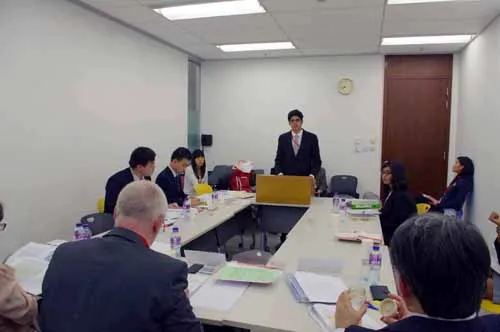 来自印度焦特布尔国立法律大学的辩手在第二轮预赛中作为辩方在法官面前陈述。他们的对手是来自上海的华东政法大学队。