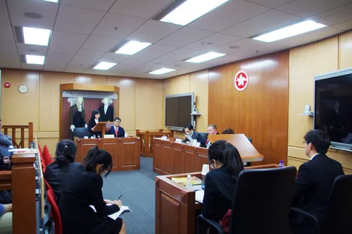 来自越南胡志明市政法大学的同学们作为辩方同新加坡管理大学及新加坡国立大学队(联队)在四分之一决赛中相遇。赛后，双方都表示对方辩友给彼此留下了深刻的印象。