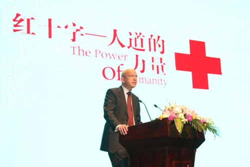 5月8日上午， “中非国家红会合作论坛暨中非国家红会能力建设研讨班”开幕式在江苏太仓大剧院举行。红十字国际委员会总干事伊夫•达科尔(Yves Daccord) 在开幕式上就“21世纪的全球安全和人道行动的趋势与未来”进行了发言。他在发言中说道: 经济危机和难以预测的全球环境削弱了许多非洲国家的应对能力，这导致人们在突发的经济危机面前变得更加无助。