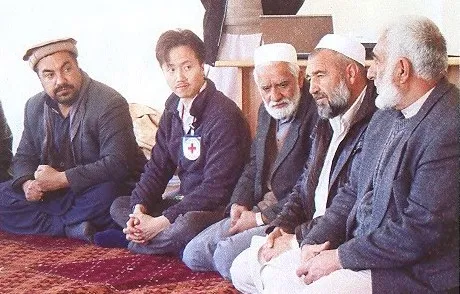 叶维昌(左二)和阿富汗人在一起。