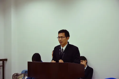 上海交通大学参赛选手潘广宇在做陈述。此刻站在法官面前的他，不会想到他和队友会最终站在冠军的领奖台上。