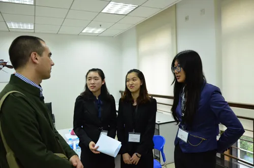 北大国际法学院代表队在四分之一决赛失利后进行总结。