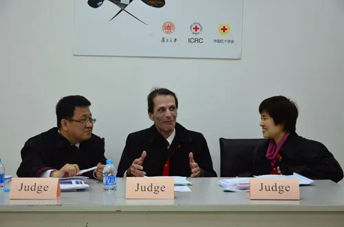 法官对选手比赛表现进行评议。
