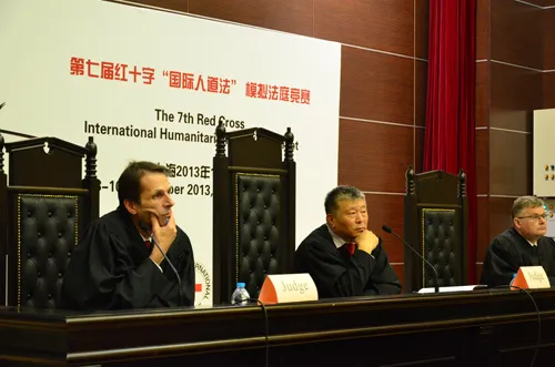 前南刑庭法官刘大群（中）担任比赛终审法官。