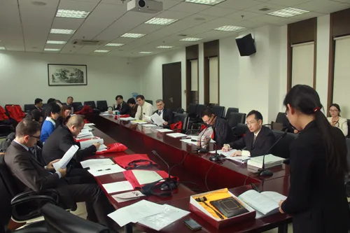 法官在正式比赛开始前了解比赛规程。