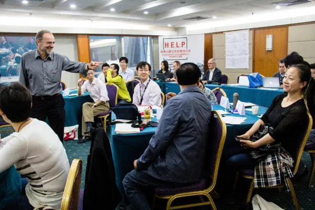 来自日内瓦大学的路易斯•卢坦教授在课堂上回答学员问题。 