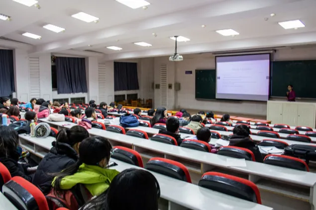 12月5日下午， 吉林大学。 红十字国际委员会东亚地区代表处法律顾问宋天英女士正在为参赛的30支队伍讲解比赛注意事项。
