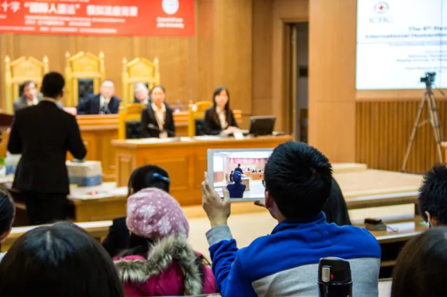 12月7日，吉林大学。第八届“国际人道法”模拟法庭竞赛决赛吸引了近百名同学前来观赛，现场座无虚席。 