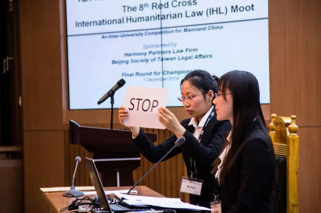 12月7日， 吉林大学。 志愿者举起手中的指示牌 ，示意比赛到此结束。