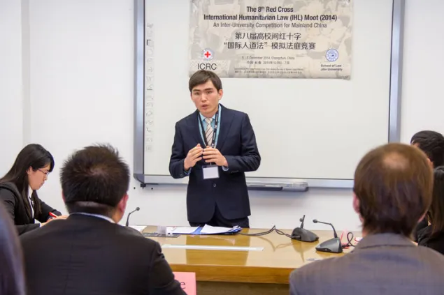 12月6日，吉林大学。 来自上海交通大学的辩手在预赛中作为控方代表在法官面前陈述。