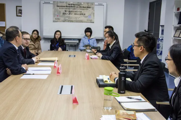 12月6日， 吉林大学。预赛结束后， 法官对选手们的表现进行点评。