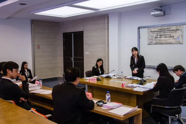 12月7日， 吉林大学。四分之一决赛上，中国政法大学的黄婷立作为控方代表回答法官们抛出的各种问题。 